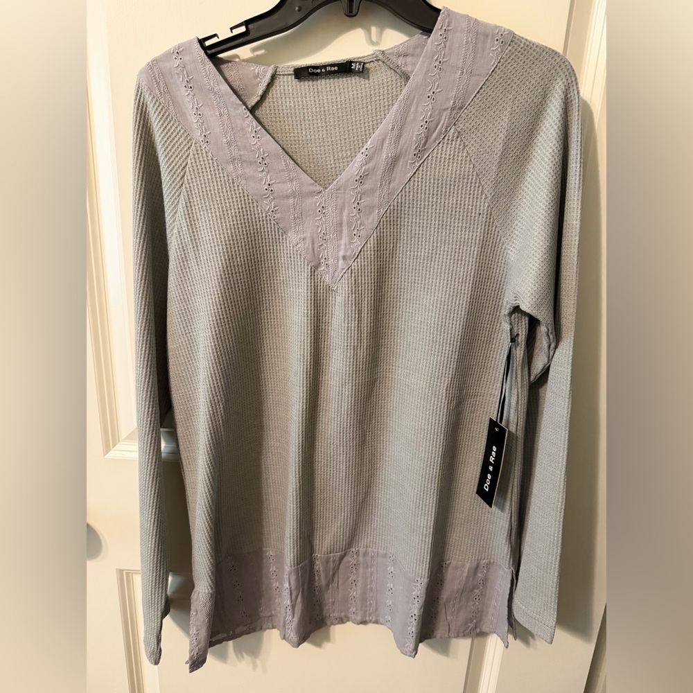 Doe & Rae Light Gray V-Neck Waffle Knit Top NWT Medium